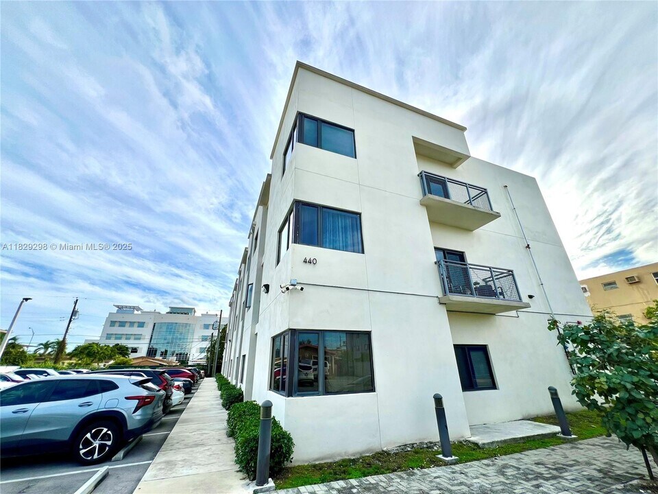 440 E 27th St in Hialeah, FL - Building Photo