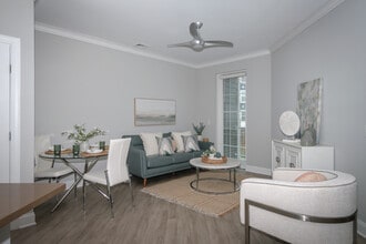 Fairfield The Wel At Lindenhurst in Lindenhurst, NY - Foto de edificio - Building Photo