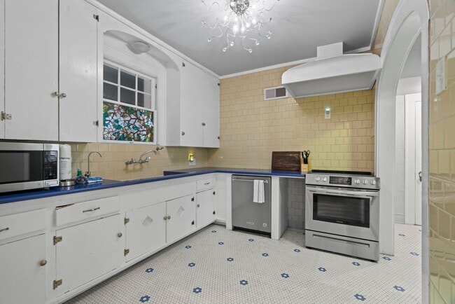 property at 1919 Rosenberg St