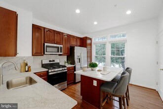 2737 Manhattan Pl in Vienna, VA - Building Photo - Building Photo