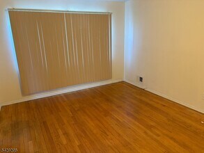6 Columbia Dr in Bridgewater, NJ - Building Photo - Building Photo