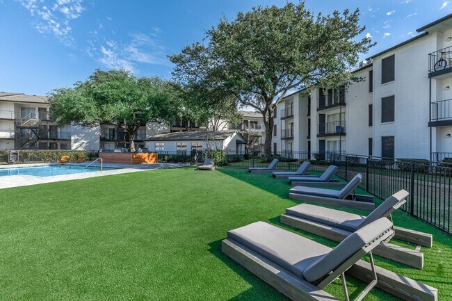 Villas on Rosemeade East in Dallas, TX - Foto de edificio - Building Photo