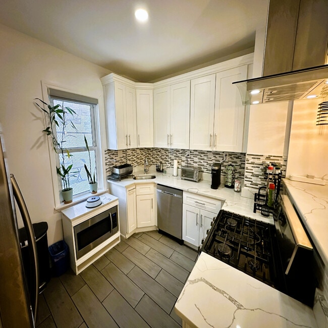 13937 86th Ave in Jamaica, NY - Foto de edificio - Building Photo