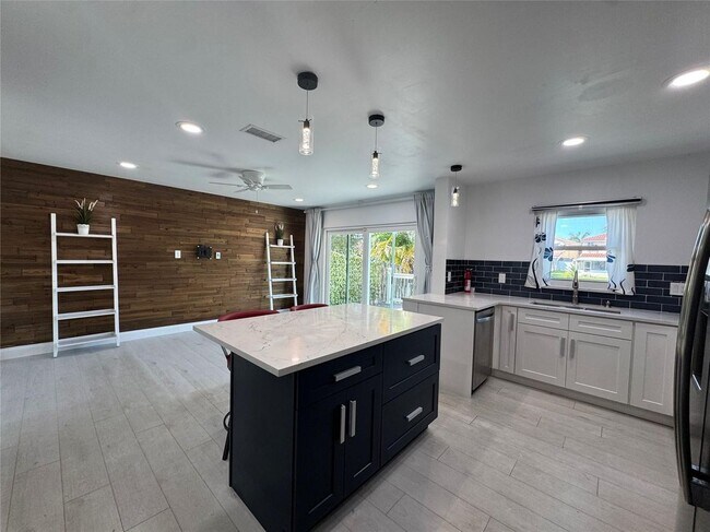 7481 Santa Monica Dr in Margate, FL - Building Photo - Building Photo