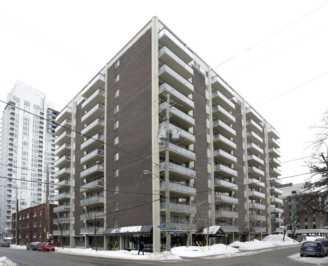 Regency Towers in Ottawa, ON - Building Photo - Building Photo