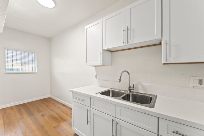 182 W Vernon Ave in Los Angeles, CA - Building Photo - Building Photo