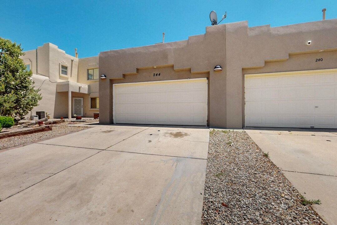 243 Glenridge Park Ln NE in Albuquerque, NM - Building Photo