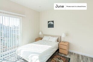 Room in Shared 5 bed/5 bath home in Los Angeles, CA - Building Photo