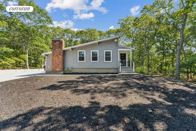 20 Bittersweet Ave in Hampton Bays, NY - Building Photo - Building Photo