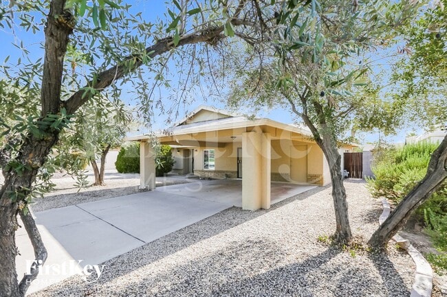 12215 N 36th St in Phoenix, AZ - Foto de edificio - Building Photo