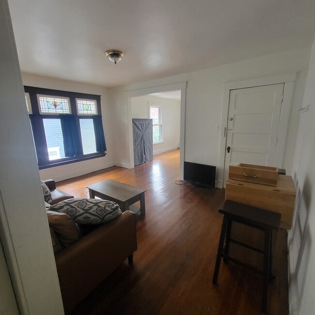 10 Hawthorne Ave, Unit Upstairs
