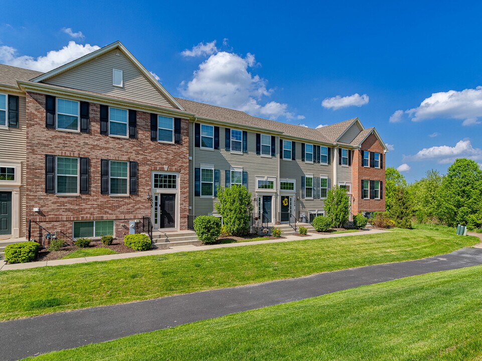 1609 Deer Pointe Dr in South Elgin, IL - Building Photo