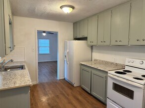 502 Breezy Ln in Wharton, TX - Building Photo - Building Photo