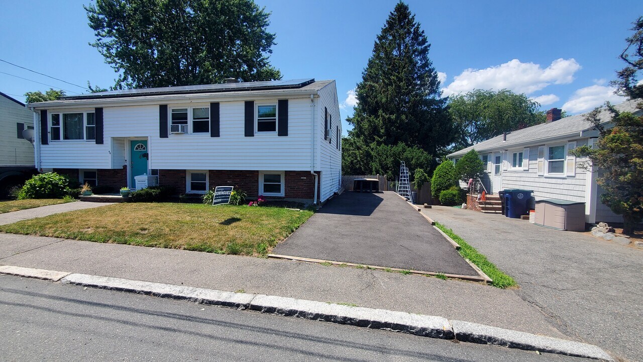 44 Belleview Ave, Unit Belleview Lower Unit in Salem, MA - Building Photo