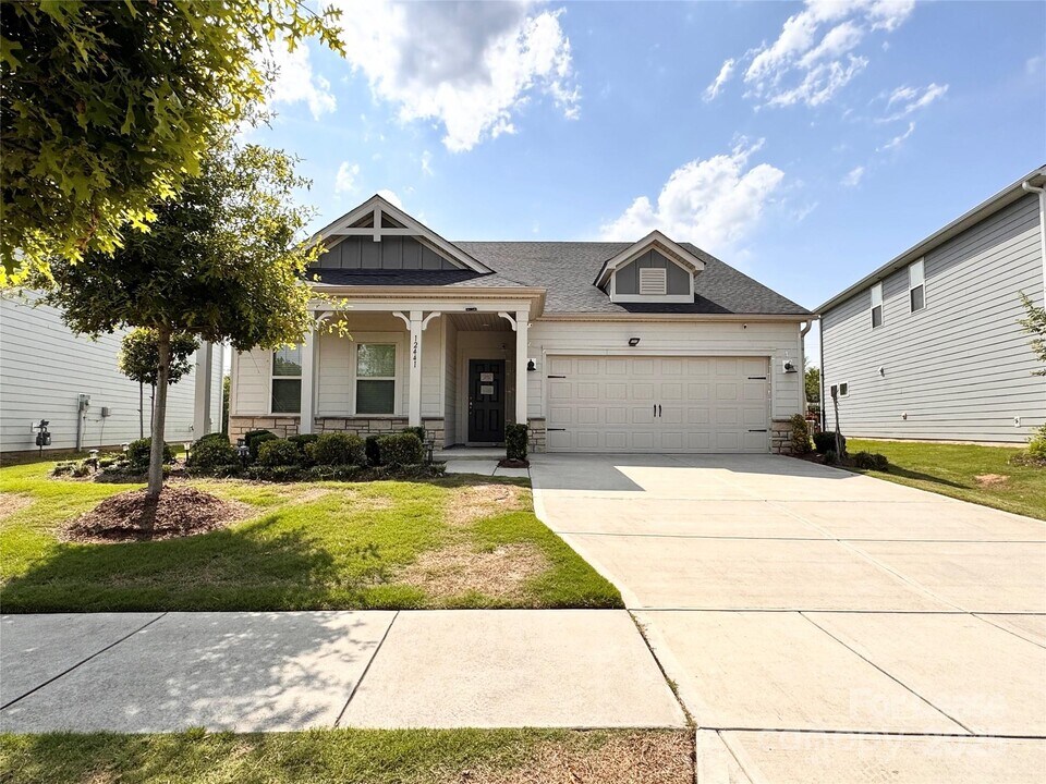 12441 Stoneybrook Pky in Huntersville, NC - Building Photo