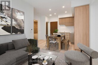 39-2439 Roehampton Ave in Toronto, ON - Building Photo - Building Photo