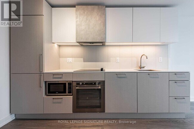 19 Western Battery Rd in Toronto, ON - Building Photo - Building Photo