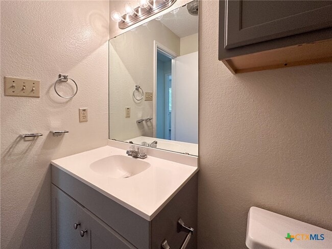 2211 Barry Dr in Killeen, TX - Building Photo - Building Photo