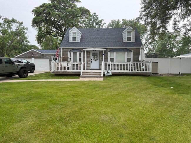 684 Pfingsten Rd in Northbrook, IL - Foto de edificio - Building Photo