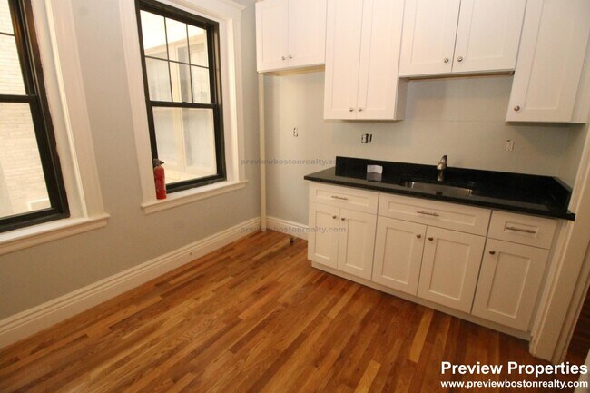 1762 Commonwealth Avenue, Unit 4 in Boston, MA - Building Photo - Building Photo