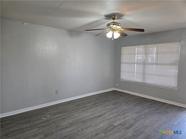 1129 Spruce St in Seguin, TX - Building Photo - Building Photo