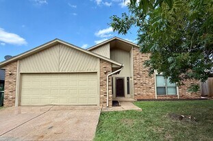 2212 Sandy Creek Trail in Edmond, OK - Building Photo