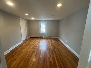 18 Grove St in Lynn, MA - Foto de edificio - Building Photo