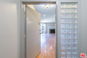 10021 Tabor St-Unit -316 in Los Angeles, CA - Foto de edificio - Building Photo