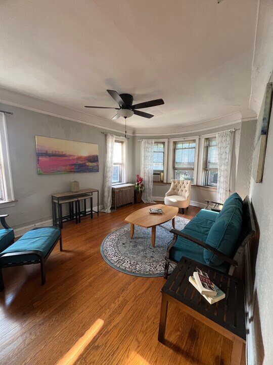 2421 Lunt W Ave, Unit FirstFloor in Chicago, IL - Foto de edificio
