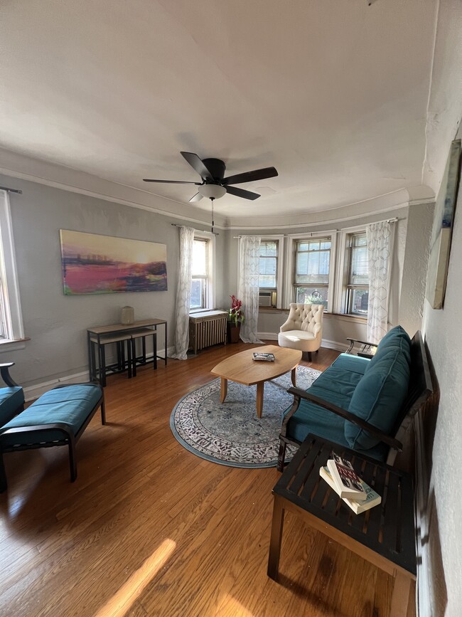 2421 Lunt W Ave, Unit FirstFloor
