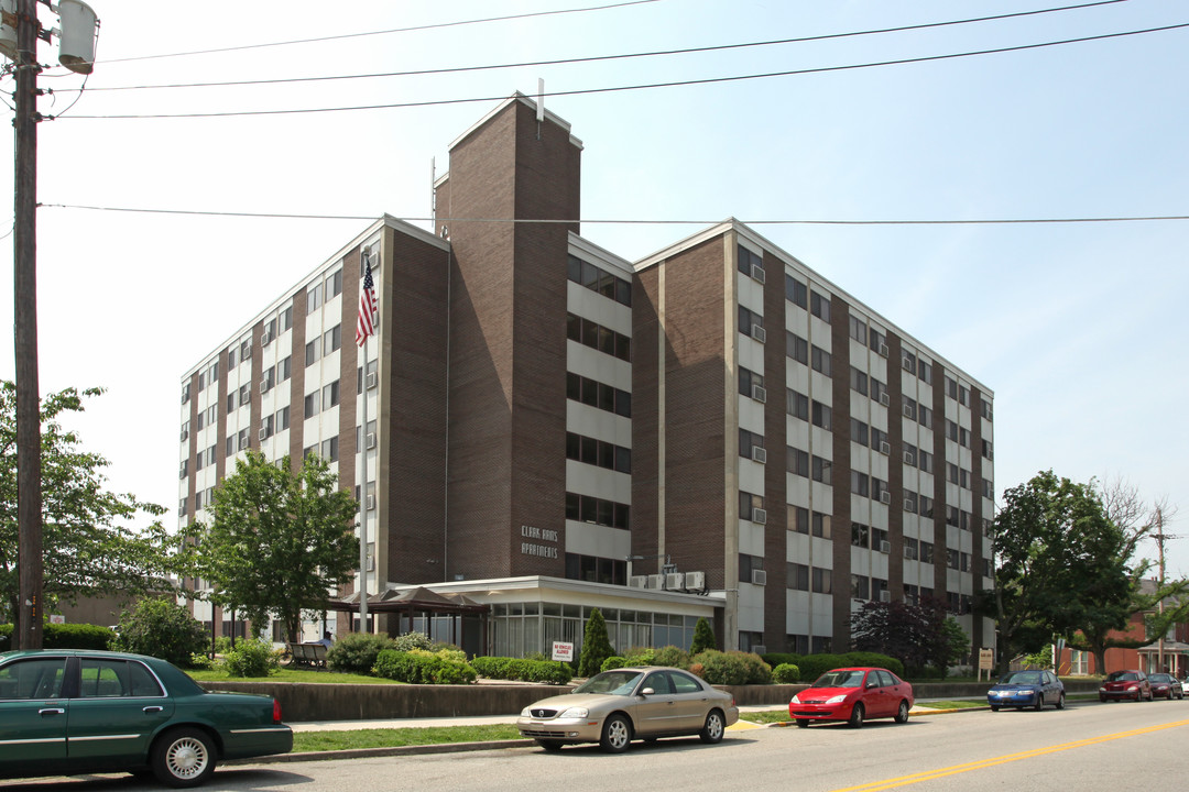 Clark Arms Apartments in Jeffersonville, IN - Foto de edificio