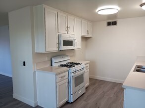 12250 17th St in Yucaipa, CA - Foto de edificio - Building Photo