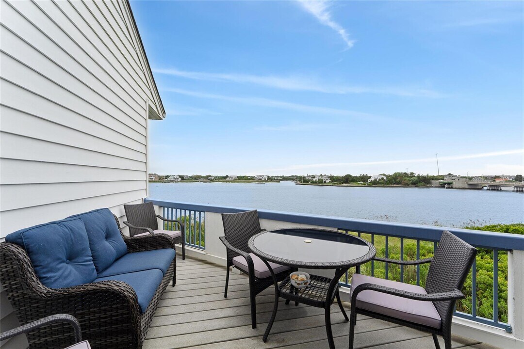 250 Dune Rd in Westhampton Beach, NY - Building Photo