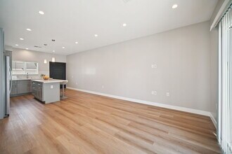 8436 Oakdale Ave in Winnetka, CA - Foto de edificio - Building Photo