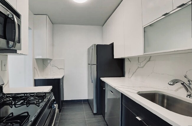 315 W 48th St, Unit 9F in New York, NY - Building Photo - Building Photo