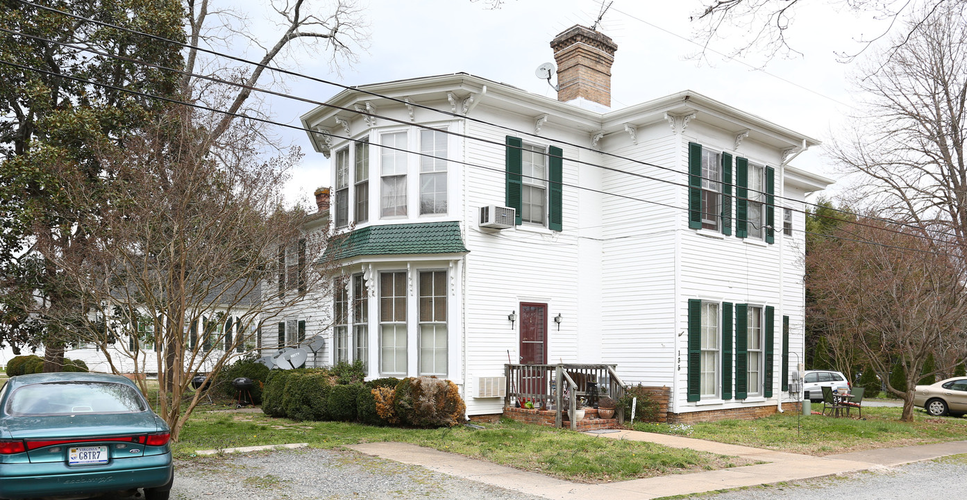 135 S Main St in Bowling Green, VA - Building Photo