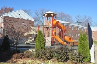 Bell Park Manor Terrace Co-ops in Bellerose Manor, NY - Building Photo - Building Photo