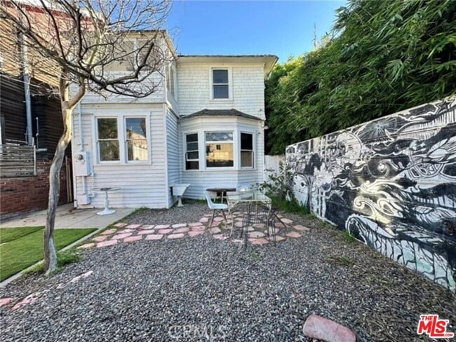 49 Dudley Ave in Los Angeles, CA - Building Photo - Building Photo