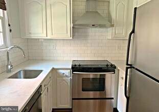 1040 N Royal St in Alexandria, VA - Building Photo - Building Photo