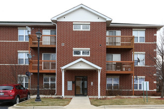 Fox Place Apartments in St. Charles, IL - Building Photo - Building Photo