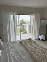 100 Waterway Dr S in Lantana, FL - Foto de edificio - Building Photo