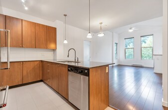 265 Ross Dr in New Westminster, BC - Building Photo - Building Photo