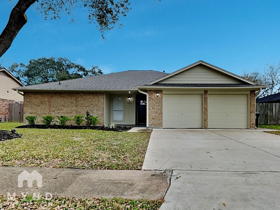 1914 Meadow Creek Dr in Pearland, TX - Foto de edificio
