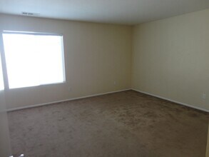 38218 Armstrong Dr in Palmdale, CA - Foto de edificio - Building Photo