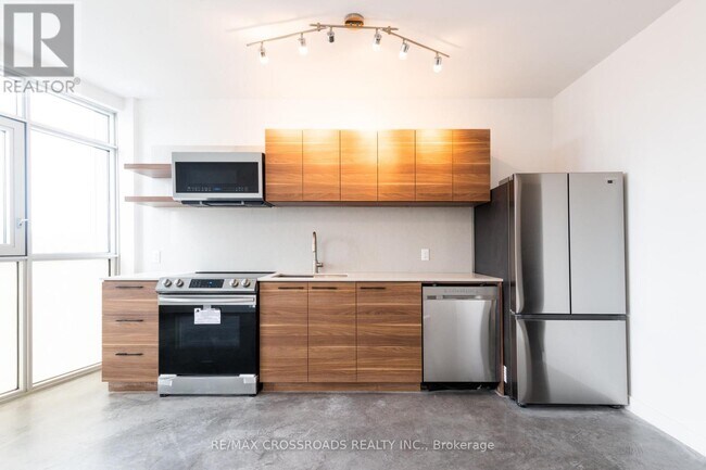 3333 Dundas St W in Toronto, ON - Building Photo - Building Photo