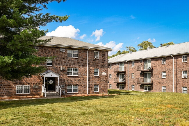 Heritage Gardens in Leominster, MA - Foto de edificio - Building Photo