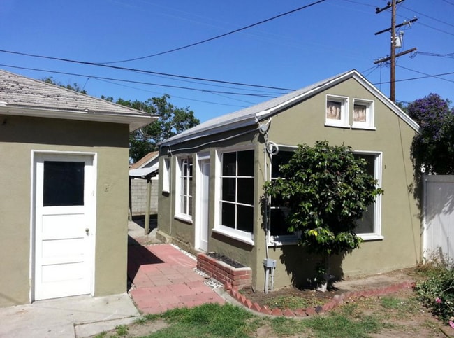 10025 Orange Ave in South Gate, CA - Foto de edificio - Building Photo