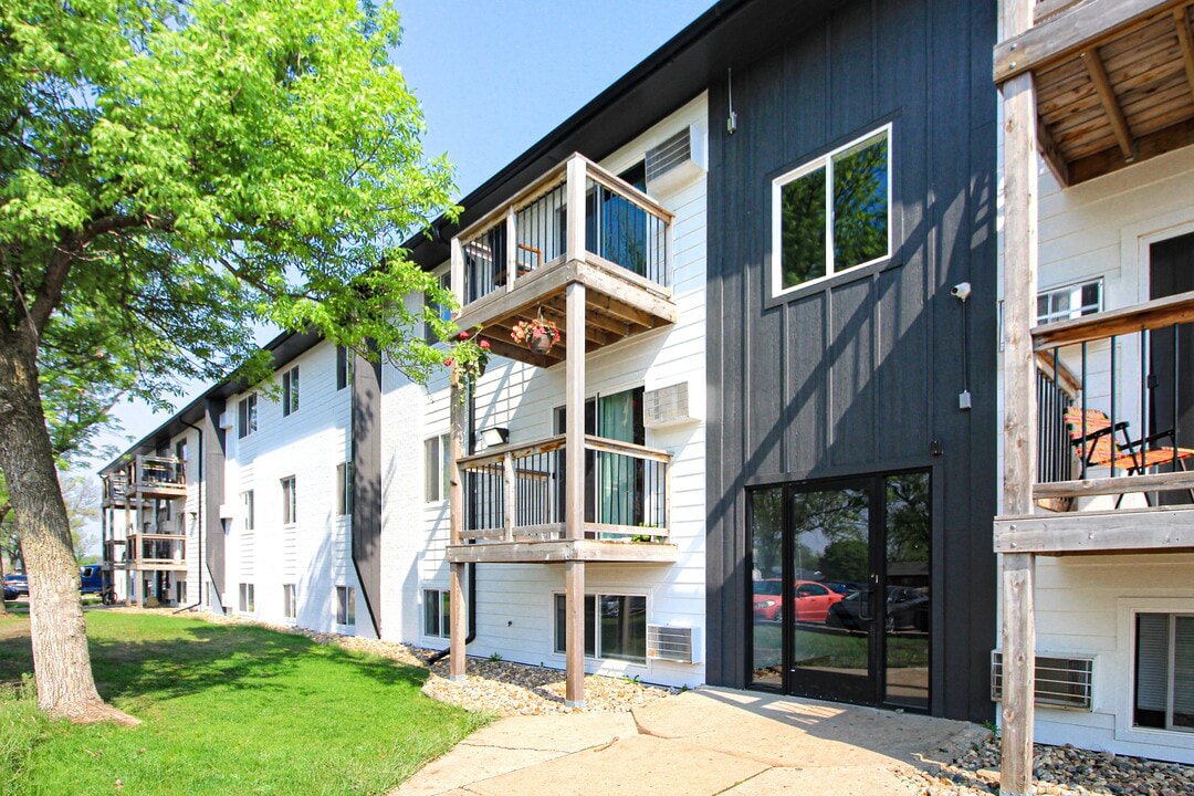Welcome to 3Falls Apartments - 2 Mo Free with a 15 Mo Lease! in Sioux Falls, SD - Building Photo