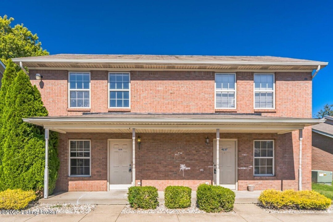 4238 Grantline View Ct in New Albany, IN - Foto de edificio