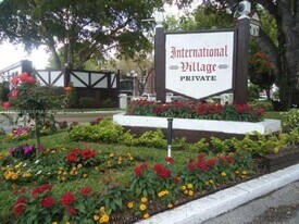 3710 Inverrary Dr, Unit unit #1Q in Lauderhill, FL - Building Photo